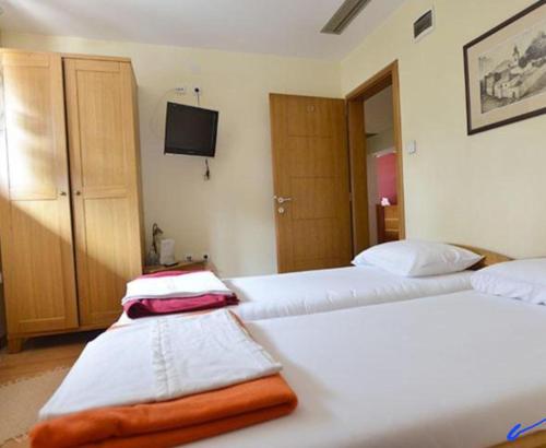 2 twin beds