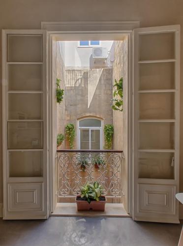 Palatial Flat inside Bright Duplex Penthouse, La Valette (photo 10)