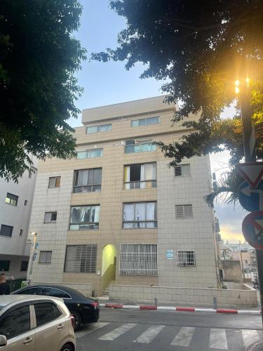 1 комнатная квартира с личной крышей (1 комнатная квартира с личнои крышеи) in Ramat Gan