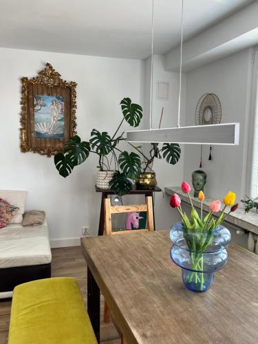 Designer Loft 60m sq in Cracow Center Sunny Top-Floor Apartment with Balcony, King Bed & Great Transport, Krakau