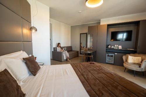1 queen bed, 1 sofa bed
