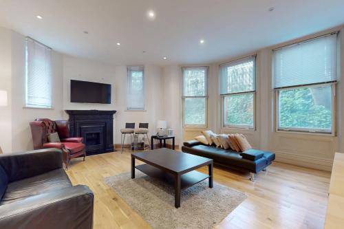 Superb 2Bed Flat Right Beside Earl's Court Station, Londyn