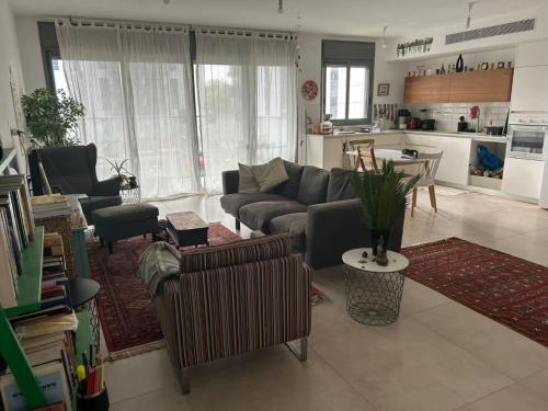 Elegant 4-Bedroom Apartment In Herzliya in Herzliya City Center