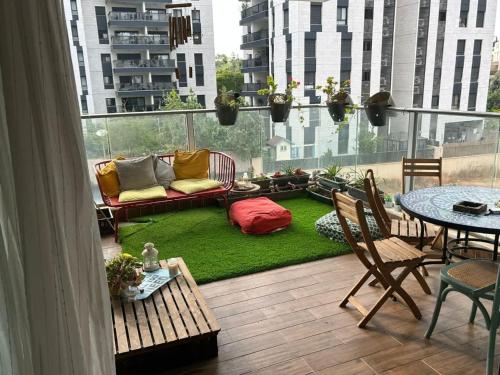 Elegant 4-Bedroom Apartment In Herzliya in Herzliya City Center