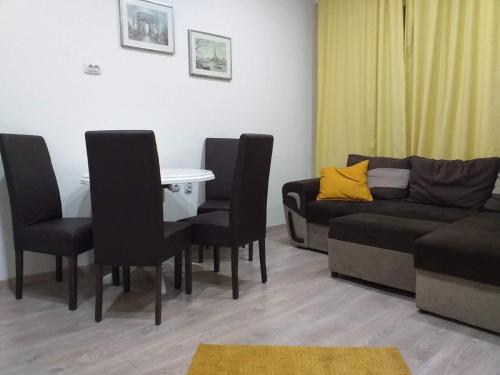 One-Bedroom Apartment image 7