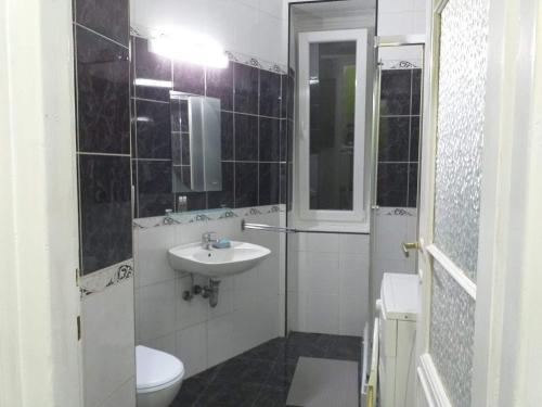 One-Bedroom Apartment image 4