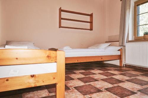 1 double bed, 2 twin beds
