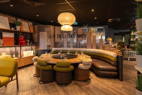 Restaurant, Novotel Bordeaux Centre near Any'Teas