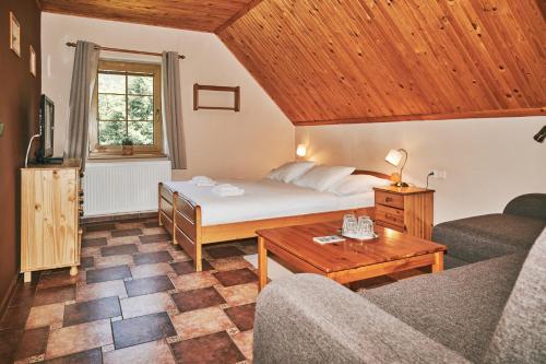 1 double bed, 2 twin beds