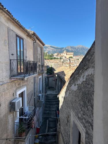  Palazzo giallo in Morano Calabro