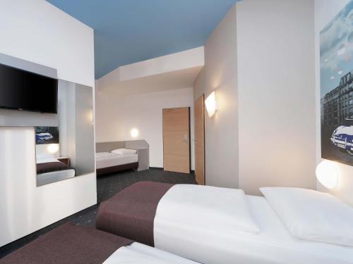 Triple Room room in B&B Hotel Berlin-Charlottenburg