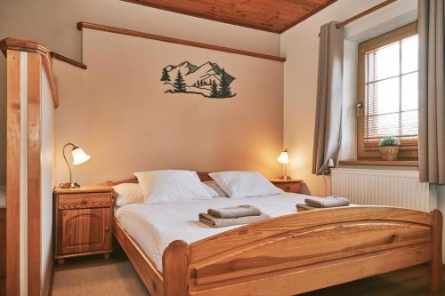 1 queen bed, 2 twin beds