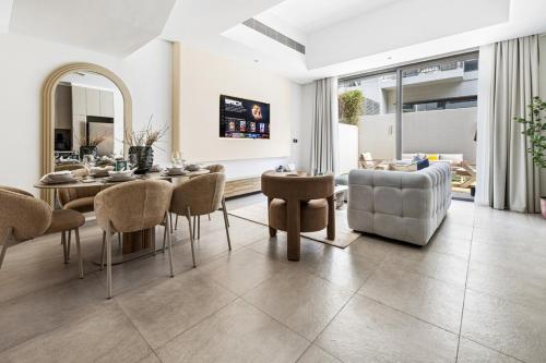 New 2.5 BR Villa With PS5 and Garden Near Dubai Mall, Dubai