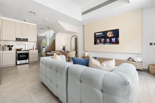 New 2.5 BR Villa With PS5 and Garden Near Dubai Mall - image 5