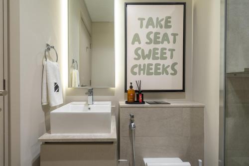 New 2.5 BR Villa With PS5 and Garden Near Dubai Mall - image 13