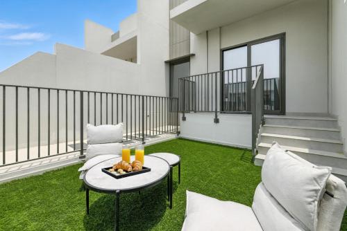 New 2.5 BR Villa With PS5 and Garden Near Dubai Mall - image 11