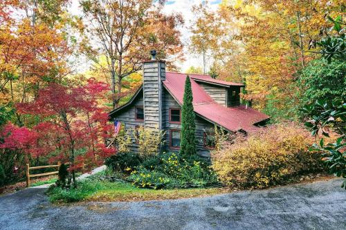 Rustic Cabin with Porches 8 Mi to Tallulah Gorge! in Tiger, USA