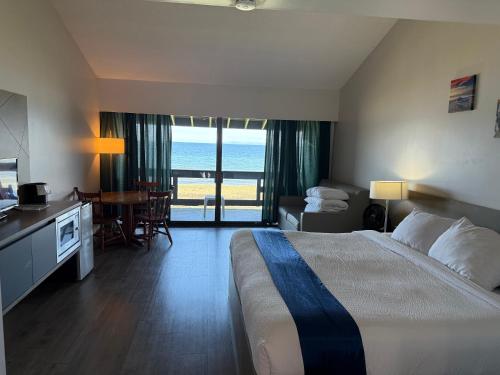 Sand Pebbles Inn in ควอลิคัม บีช (บริติช โคลัมเบีย)