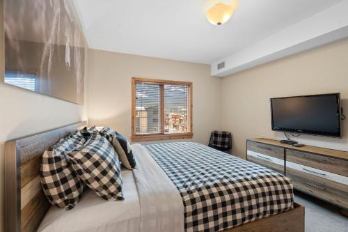Three-Bedroom Apartment with Mountain View image 10