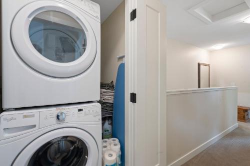 Two-Bedroom Townhouse image 5