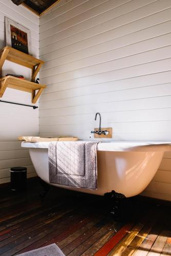 Governor Cabin in Lloyd