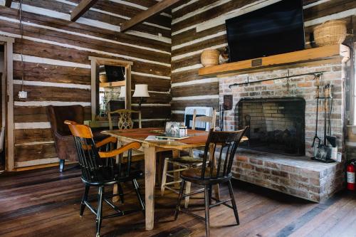 Governor Cabin in Lloyd