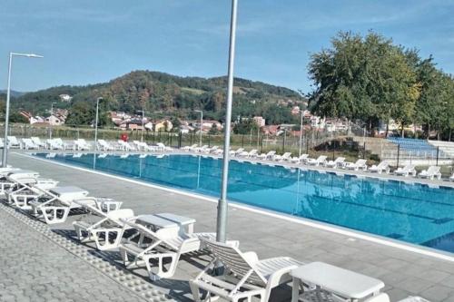 مسبح, Tri šešira Ljubovija (Tri sesira Ljubovija) in زلاتيبور