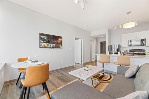Stylish Downtown Condo l 2 TVs l Fast WiFI