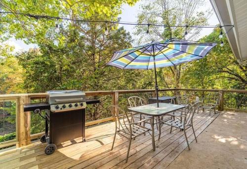 Douglas Lake House with Private Hot Tub by Staycating Partners, Sevierville