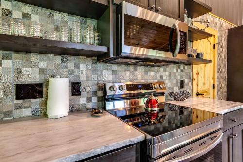 A Peak Of Heaven Cabin by Staycating in Sevierville, USA
