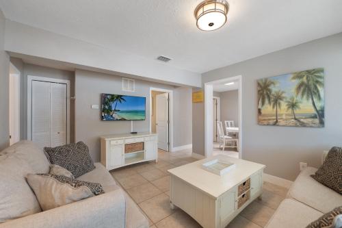 A Beach Retreat on Casey Key in Laurel (FL)