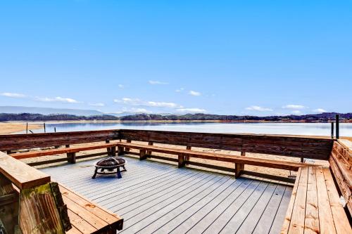 Lakefront House by Staycating in Dandridge, USA