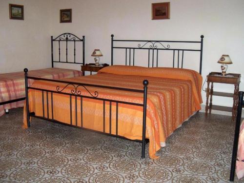 1 queen bed, 2 twin beds