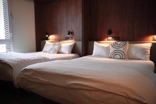 2 queen beds