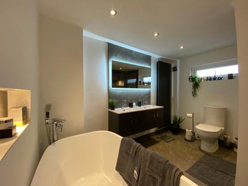 Баня, Modern Room in Cardiff, Wales in Fairwater