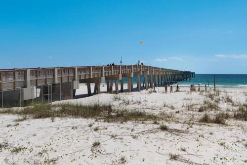 Short Walk to The Beach! Community Pool! Sleeps 6!