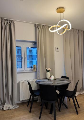 Nowoczesny Apartament we Wrocławiu z Balkonem i Parkingiem Podziemnym, Vratislav (fotografie 4)
