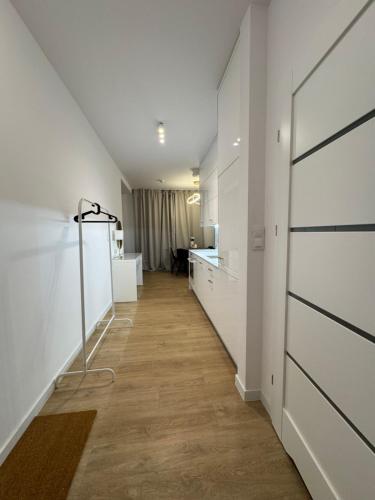 Nowoczesny Apartament we Wrocławiu z Balkonem i Parkingiem Podziemnym, Vratislav (fotografie 6)