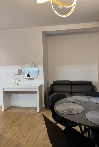 Nowoczesny Apartament we Wrocławiu z Balkonem i Parkingiem Podziemnym, Vratislav (fotografie 9)