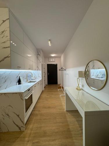 Nowoczesny Apartament we Wrocławiu z Balkonem i Parkingiem Podziemnym, Vratislav (fotografie 10)