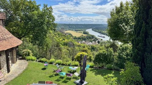Le Paradis de Lucile - Vue de rêve - La Roche Guyon - Paris 1h - Giverny 10 mn - 12 personnes - 5 chambres - 3 sdb - pétanque - babyfoot - balançoires - ping pong - tennis- cuisine ultra équipée - borne électrique - Gadancourt