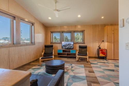 YCC Studio, West Yellowstone (photo 8)