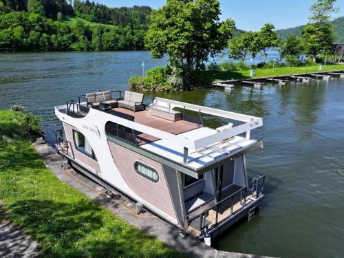 Hausboot bei Passau in Windorf, Deutschland