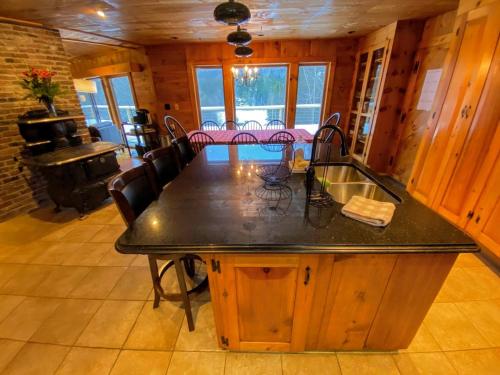 Amazing lakefront home in the White Mountains with game room theater in ไวท์ฟิลด์ (NH)