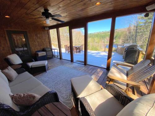 Amazing lakefront home in the White Mountains with game room theater in ไวท์ฟิลด์ (NH)