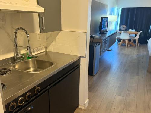 ห้องครัว, Sand Pebbles Inn in ควอลิคัม บีช (บริติช โคลัมเบีย)