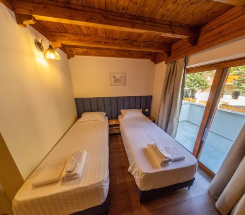 4 twin beds