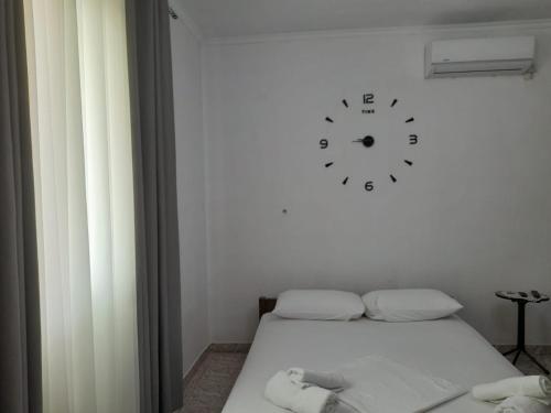 1 king bed, 1 twin bed