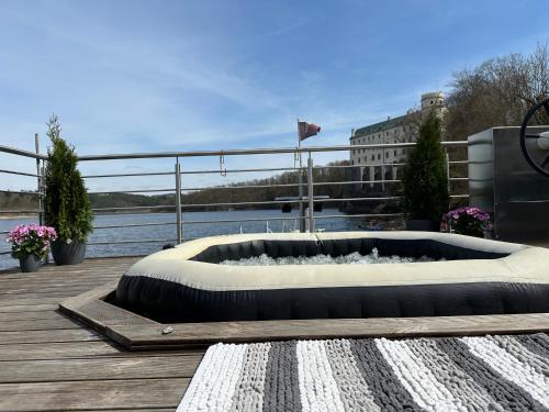 Luxury houseboat, Orlík Castle (Luxury houseboat, Orlik Castle) in Kožlí
