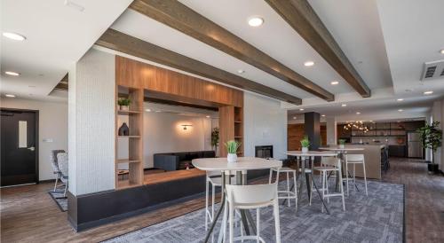 บริการและสิ่งอำนวยความสะดวก, Landing Modern 1BD Gym Pool in ฟิชเชอร์ (IN)